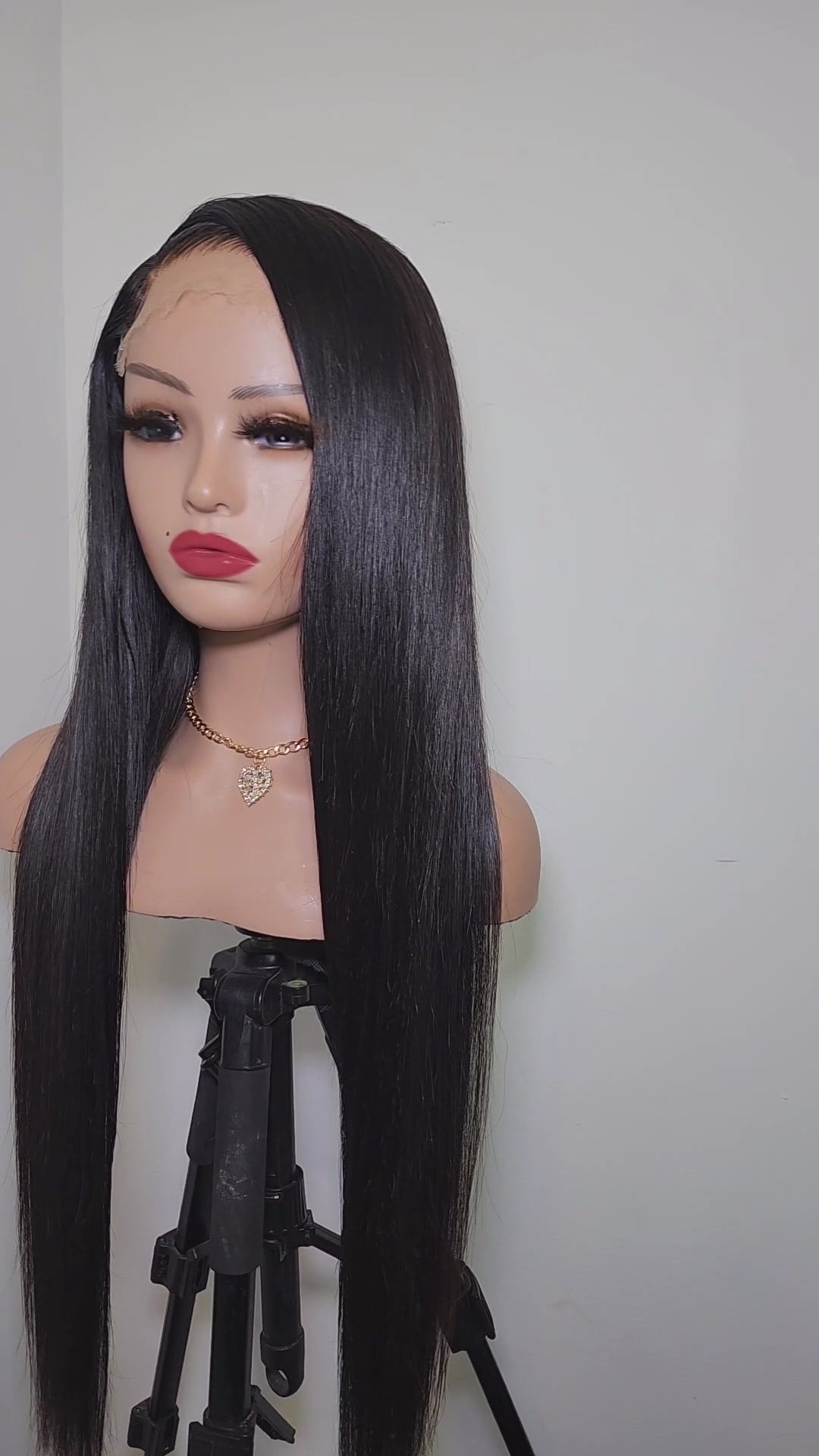 Saphira - 26 inch Luxury HD Straight Closure Wig